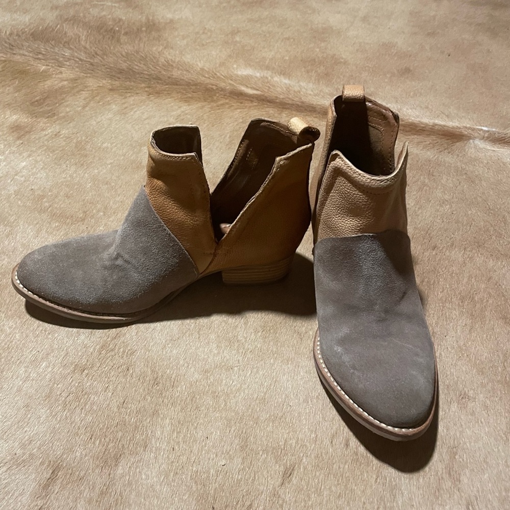 Leather booties size 6 Never Worn!